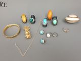 un assortiment de bijoux comprenant des bagues, des bracelets et des bagues