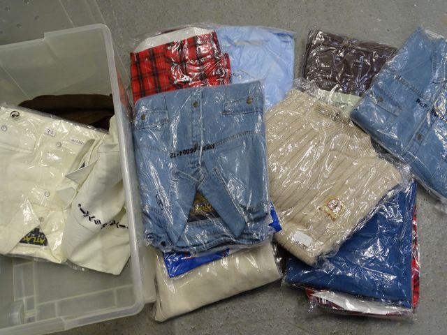 Lot de vêtements neufs dont pulls, chemises