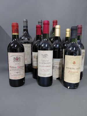 plusieurs bouteilles de vin sont alignées sur une table