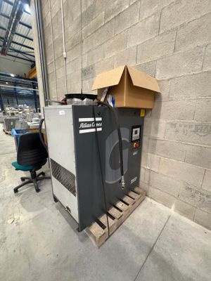 une machine posée sur une palette à côté d'une chaise