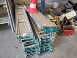 plusieurs pièces de bois sont empilées dans un garage