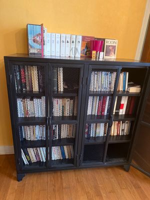 2 meubles bibliothèque métalliques et leur livres