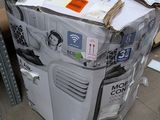 un tas d'appareils électroniques posé sur un tas de cartons