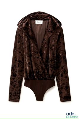 une image représentant un body pour femme sur lequel est représenté un sweat à capuche