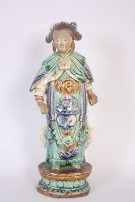 figurine chinoise représentant une femme tenant un enfant dans ses bras, posée sur un socle