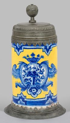 Berliner Walzenkrug mit Wappenkartusche Fayence. Dekor in zi…