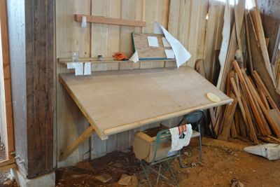 une photo d'un établi avec une table de travail au milieu