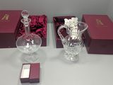 deux vases en verre et un verre à vin posés sur une table