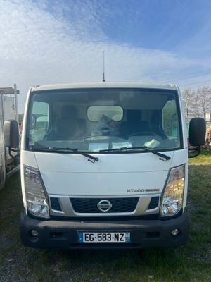 un camion blanc garé dans l'herbe