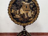 une image représentant une table ornée d'un motif noir et or
