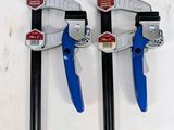 une paire de troglodytes réglables sur fond blanc, avec un panneau « Stop » rouge