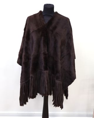 une image d'un manteau de fourrure sur un mannequin