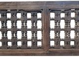une image représentant une fenêtre en bois ornée d'un motif en treillis