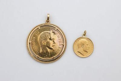 une pièce d'or et un pendentif en or sur fond blanc