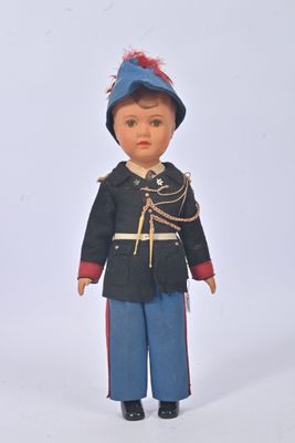 une poupée vêtue d'un uniforme et d'un chapeau