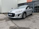 la voiture argentée est garée devant un bâtiment