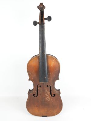 un vieux violon posé sur une surface blanche