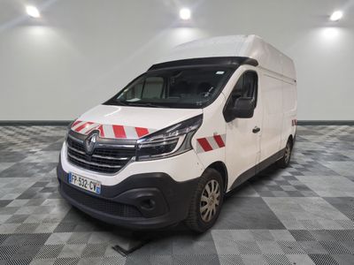 la camionnette blanche est garée sur le sol en damier d'une pièce