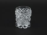 un vase en verre contenant beaucoup de verre transparent