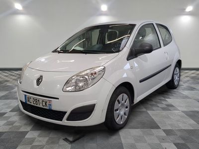 la photo d'une petite voiture blanche garée dans un garage