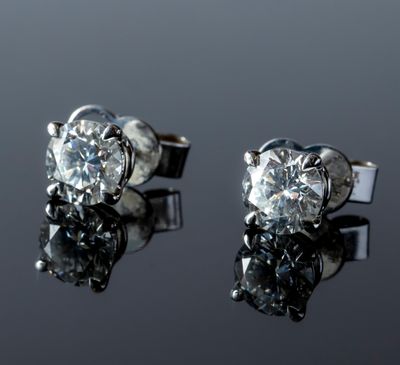 Une paire de puces d'oreilles en or 417‰ blanc sertie de deu…
