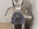 une machine qui se trouve dans le coin d'une pièce