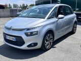 La Citrole argentée est garée sur un parking, à côté d'un camion.