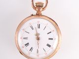 une montre de poche en or avec des chiffres romains sur le cadran