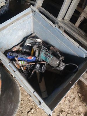 une boîte en métal contenant tout un tas d'outils
