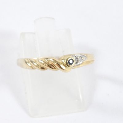Gros plan sur une bague en or ornée d'un diamant