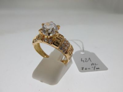 une bague en or ornée d'un diamant et d'une étiquette de prix