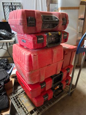 beaucoup de bagages sur un chariot dans le garage