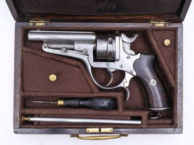 un pistolet dans un étui posé sur une table