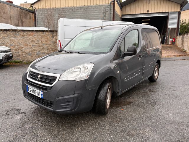 Véhicule utilitaire PEUGEOT Partner immatriculé ES-796-AT, 1ère m...