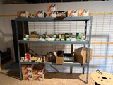 une étagère contenant de nombreux objets dans une pièce