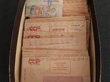 une boîte remplie de courrier posée sur une table