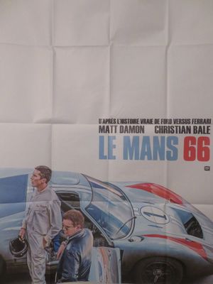 Affiche française du film « Le Mans 8 », mettant en scène deux hommes devant une voiture de sport bleue