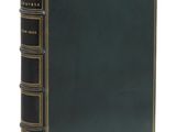 un livre vert avec des bordures dorées et une couverture noire
