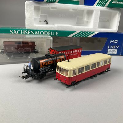 deux petits trains assis l'un à côté de l'autre sur une table