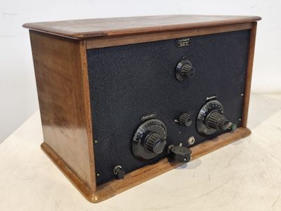 une radio à l'ancienne posée sur une table en bois