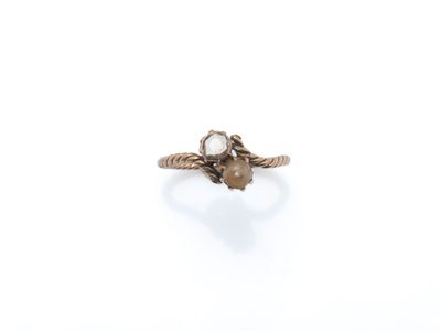 Gros plan sur une bague en or ornée d'une perle