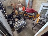 une pièce où se trouvent de nombreux outils