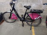 deux vélos garés l'un à côté de l'autre sur un parking