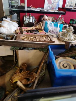 une table sur laquelle il y a plein de choses
