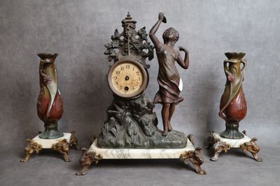 une statue représentant un homme tenant une horloge à côté de trois vases