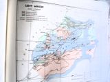 une carte accrochée au mur d'un immeuble, représentant le pays