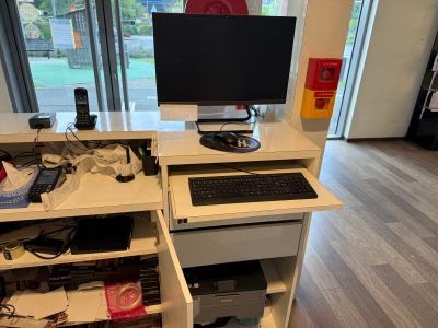 un bureau d'ordinateur équipé d'un clavier et d'un écran