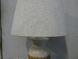 une lampe posée sur une table à côté d'un mur