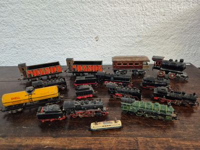 plein de petits trains miniatures posés sur une table en bois