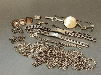 plusieurs types différents de bijoux en argent posés sur un fond gris